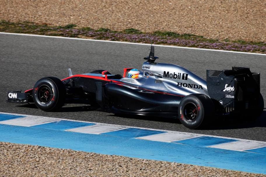 Fernando Alonso in azione con la nuova McLaren